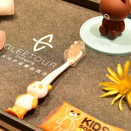 酒店形象设计公司研发根据环境噪音调整亮度的智能标识。